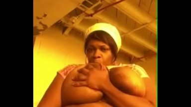 Video de cette mere de famille aux gros seins